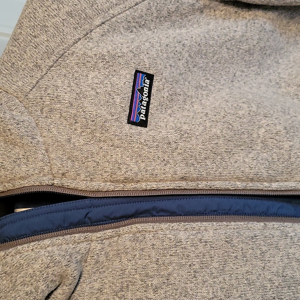 Patagonia zip up hooded fleece jacket. Nwot, never worn, size large, grey